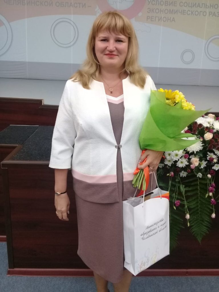 Знаком отличия награждена начальник управления образованием АМР