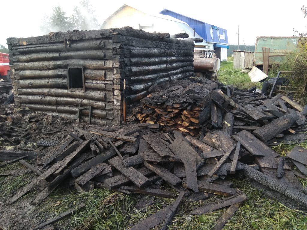 На трассе в Ашинском районе сгорела баня