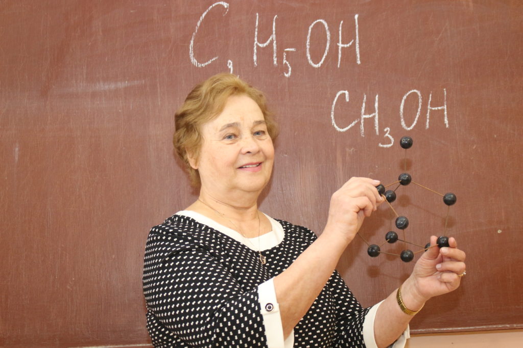 Вера Борисовна Алёшкина работает учителем более полувека