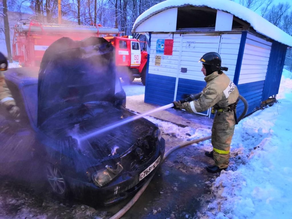 Огонь в моторном отсеке стал причиной вызова пожарных в Аше