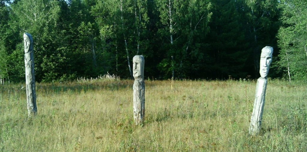 Жители Аши отправились в поход, а нашли поляну с идолами
