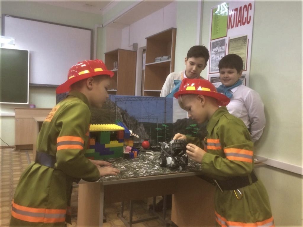 Учащиеся первого класса школы №2 г. Сима изобрели робота, способного помочь в беде