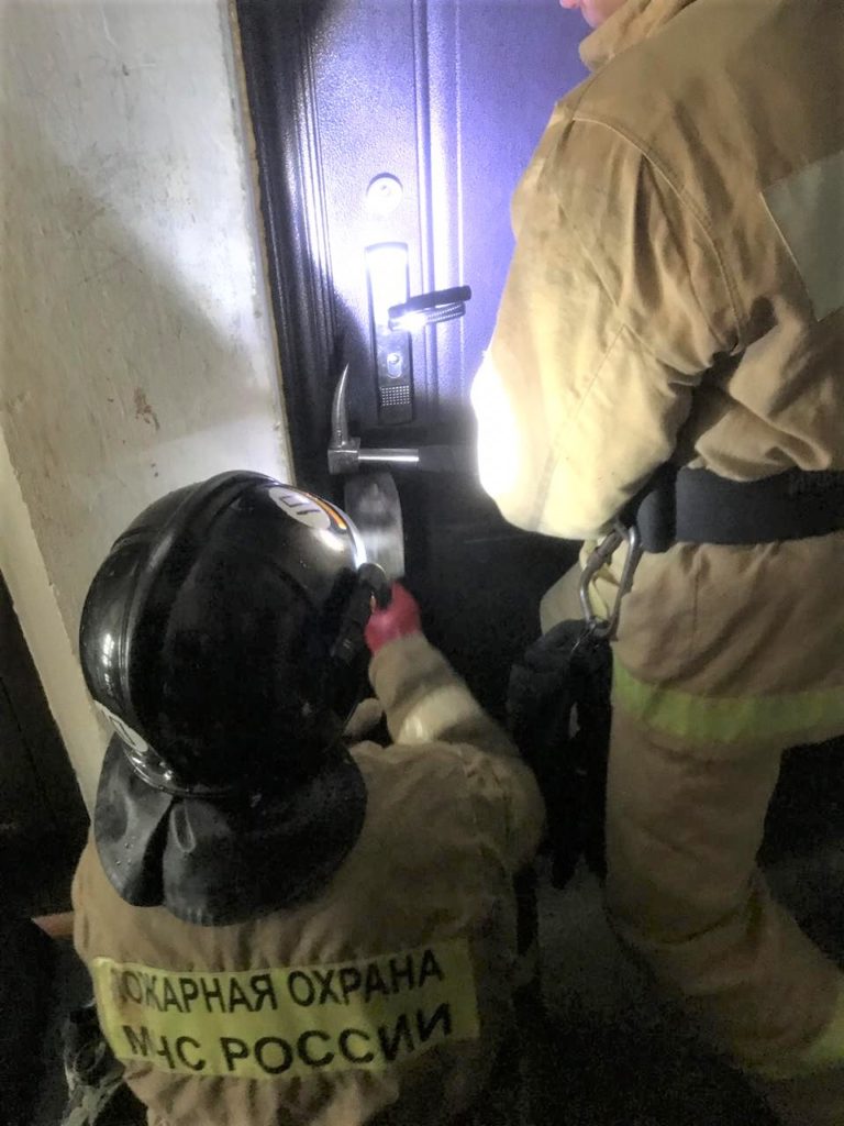 Огнеборцы Ашинского района на прошлой неделе тушили пожар и вскрывали дверь