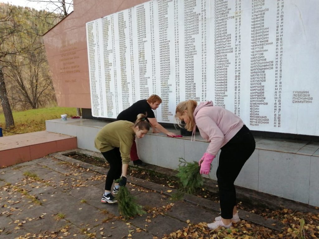 Уборку у памятника организовали юные волонтёры одной из школ г. Сима