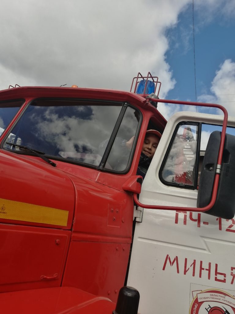 В Миньяре состоялись парад рабочей техники и авто- и мотовыступления