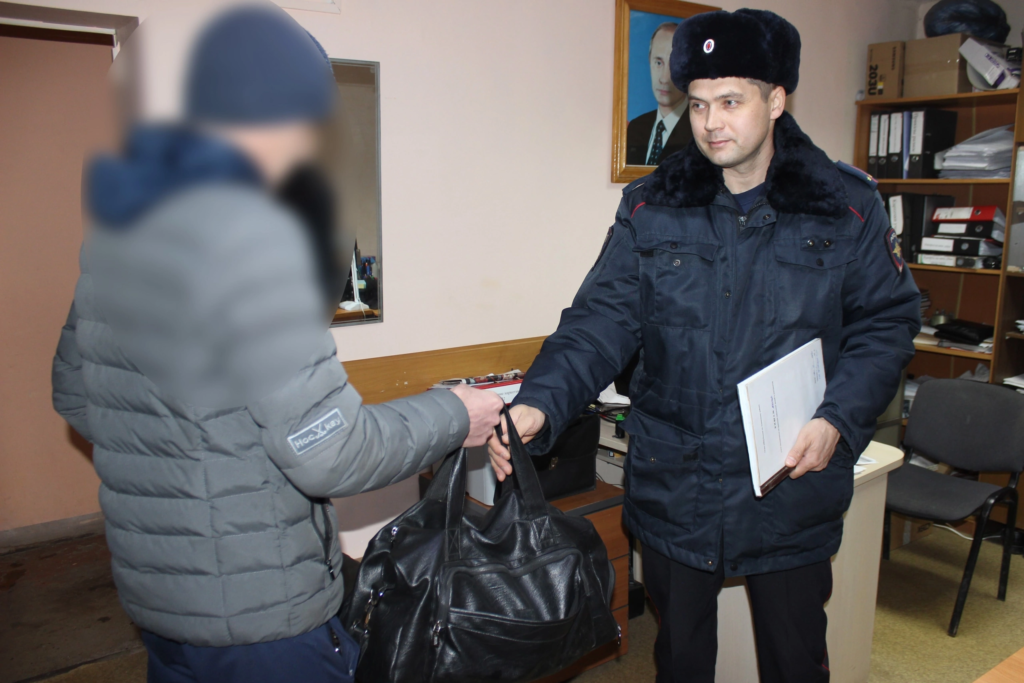 В Аше полицейские вернули мужчине потерянную сумку