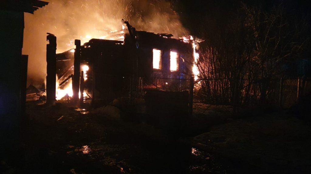 Большой огонь разбушевался сегодня ночью в Кропачёво