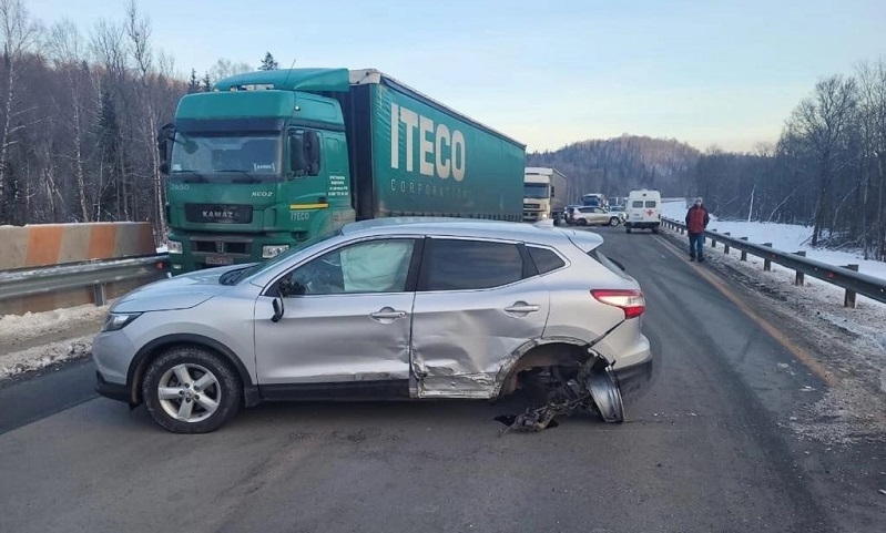 Три легковых автомобиля столкнулись вчера на трассе М-5, образовав пробку