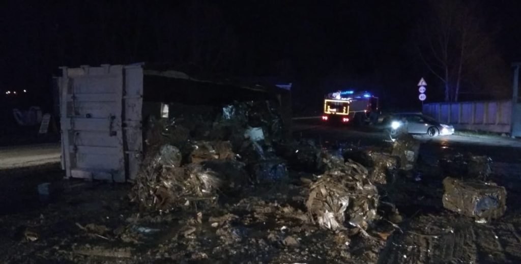 В Аше на путепроводе перевернулся гружёный тонар
