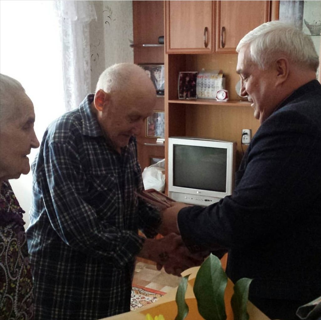 Глава АМР вручил медали к 75-летию Победы супругам Куфтериным