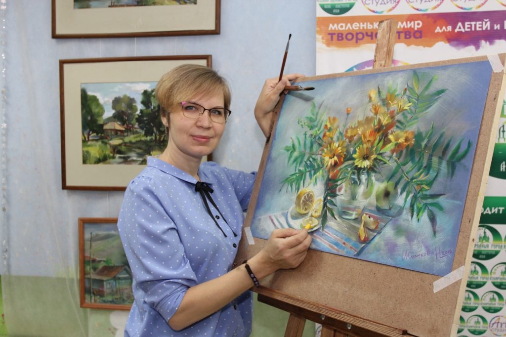 Педагог ДЮЦ Наталья Милюкова учит взрослых и детей рисовать