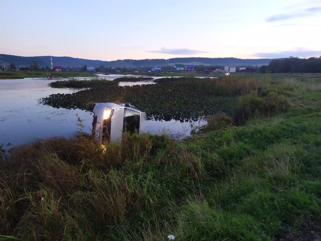 В Симе горе-водитель перевернул автомобиль, уходя от погони