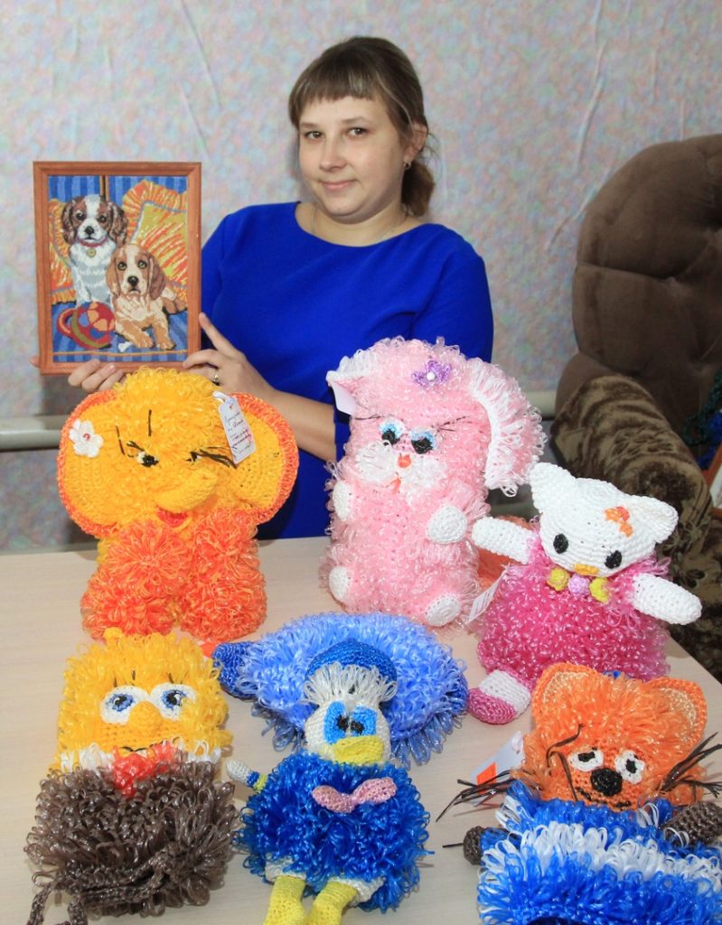 Оригинальным видом рукоделия занимается жительница посёлка Кропачёво