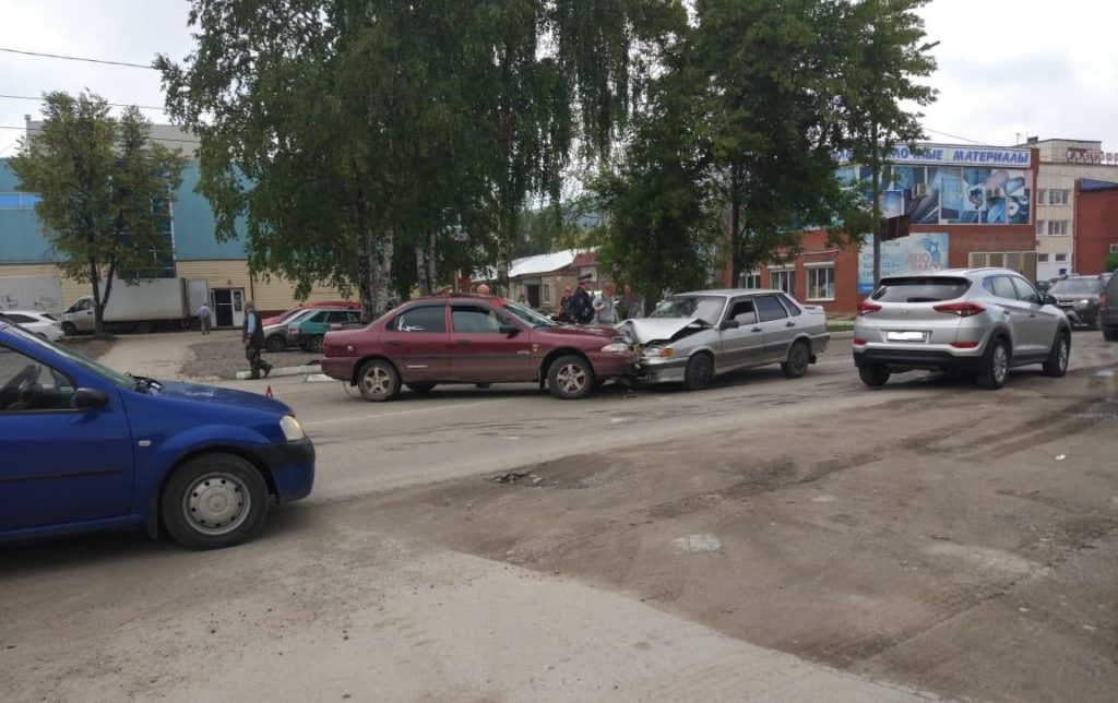 Водитель Форда спровоцировал ДТП с пострадавшими в Аше