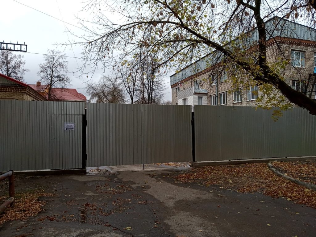 Вокруг здания ОМВД по Ашинскому району появился глухой забор