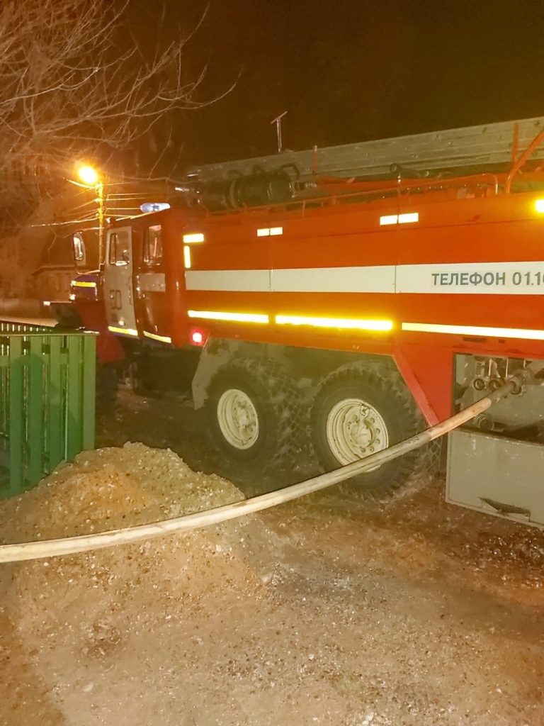 Пожар в одном из домов частного сектора Аши разгорелся ранним утром