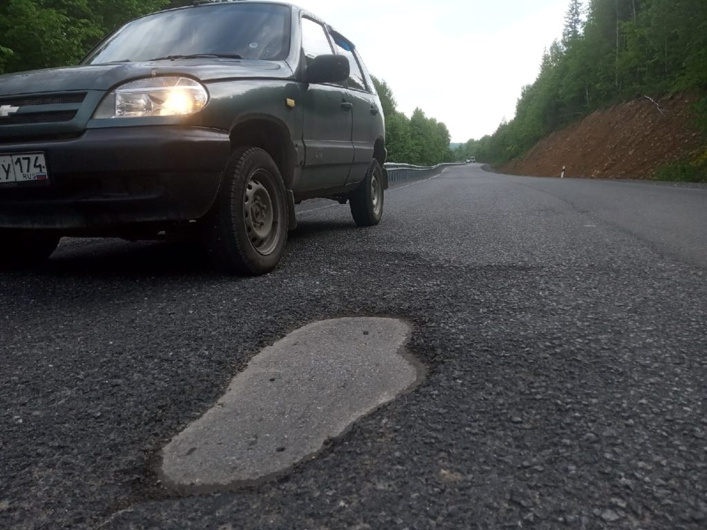 В новом покрытии дороги Аша-Миньяр появились ямы и трещины