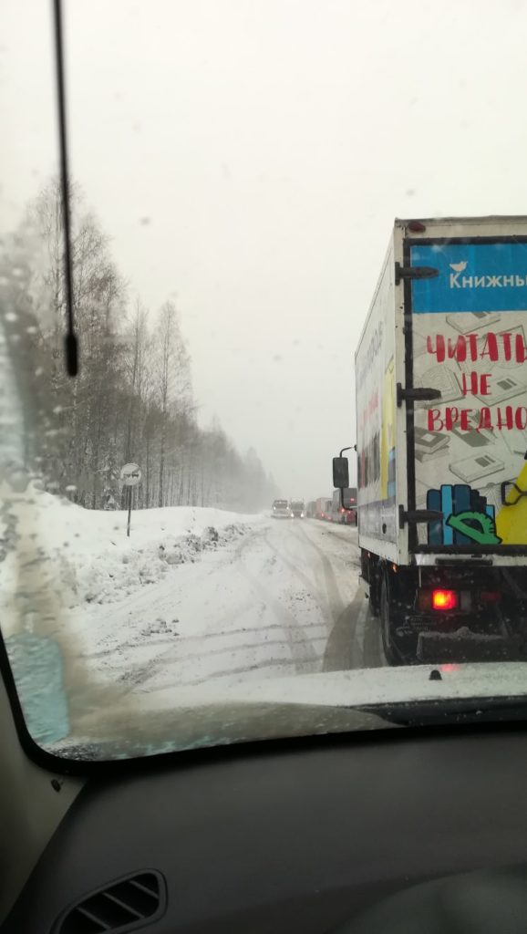 Сегодня из-за снегопада образовались пробки на трассе в Ашинском районе