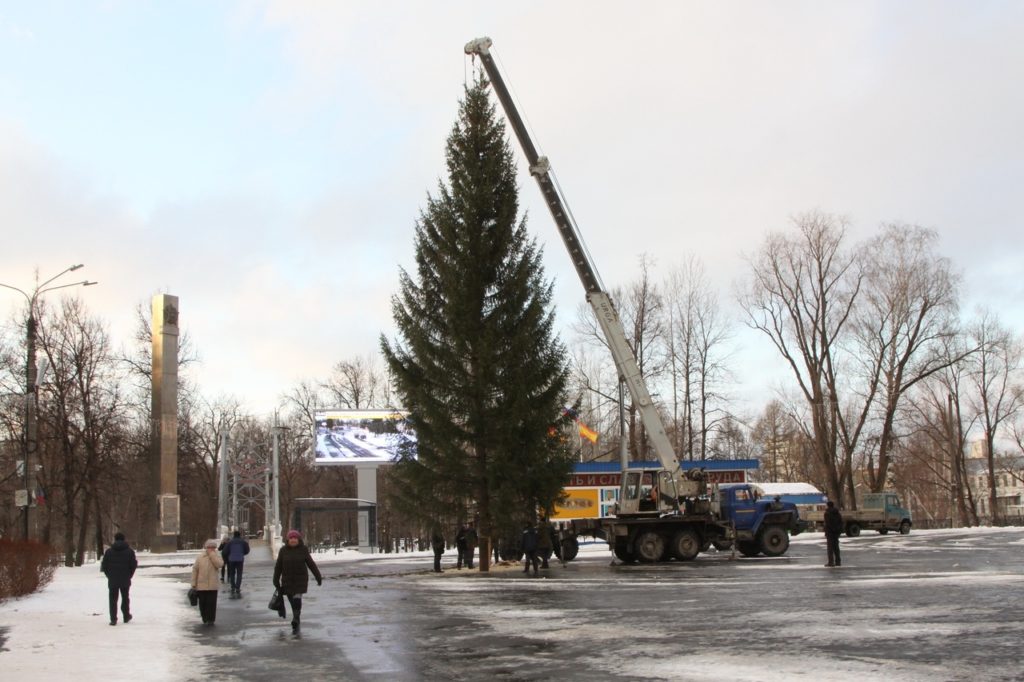 В центре Аши, на площади, установили новогоднюю ель