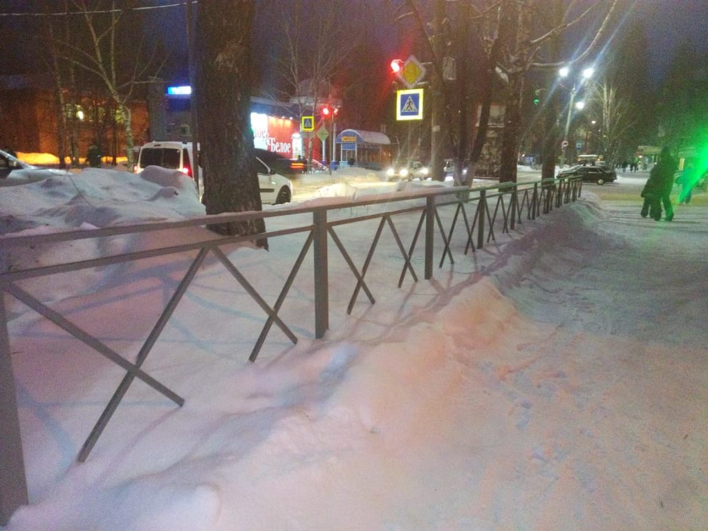 Нужны ли ограждения, недавно установленные вдоль проезжей части в Аше?