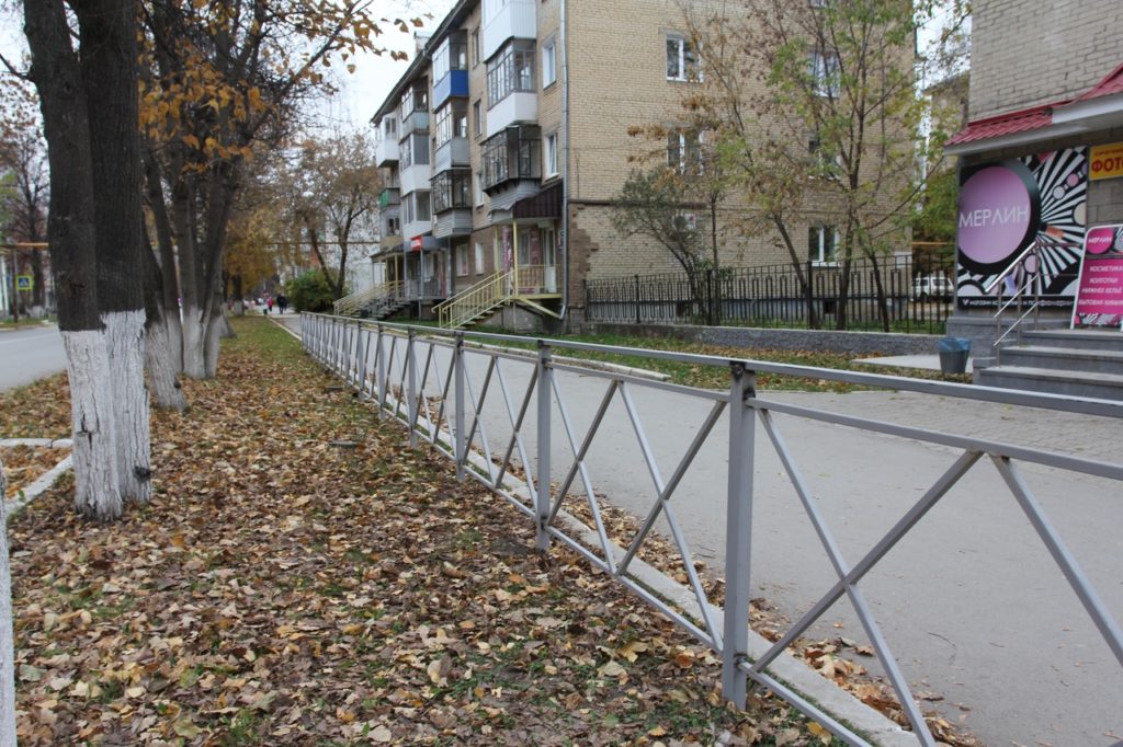 В Аше установили ограждение на центральных улицах и вблизи школ