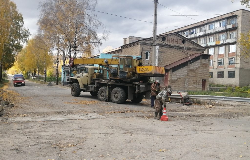 Яму на дороге возле кинотеатра «Юность» в Миньяре наконец-то заделали