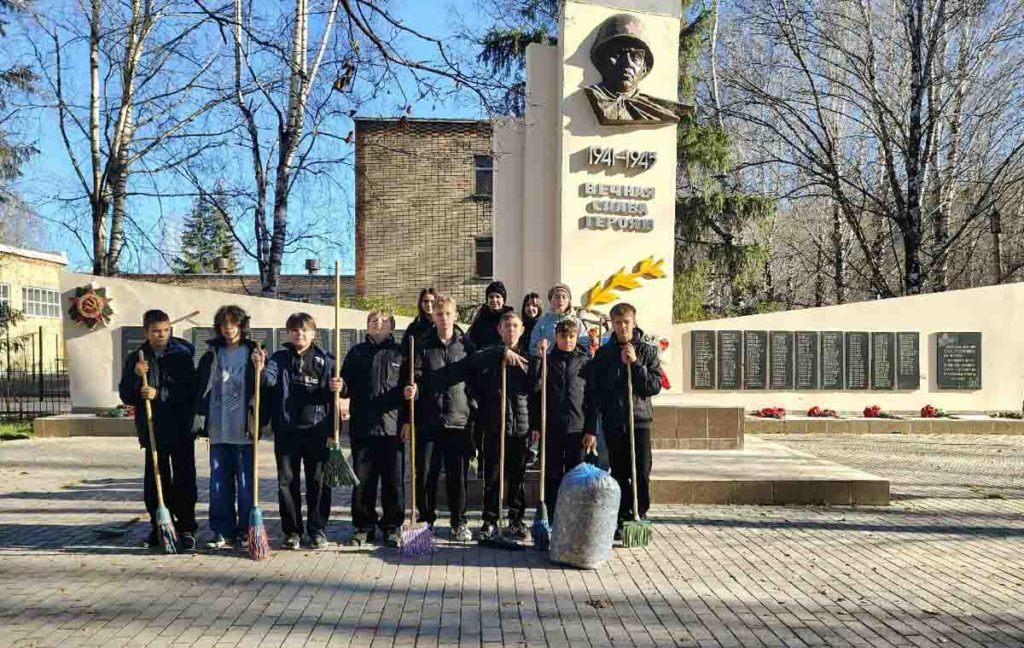 Миньярские школьники позаботились о чистоте сквера Победы