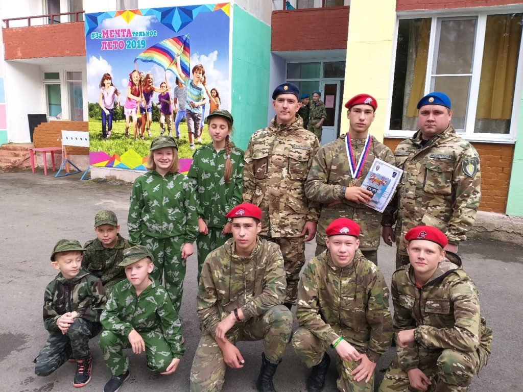Ашинские школьники отдыхают в военно-патриотическом лагере